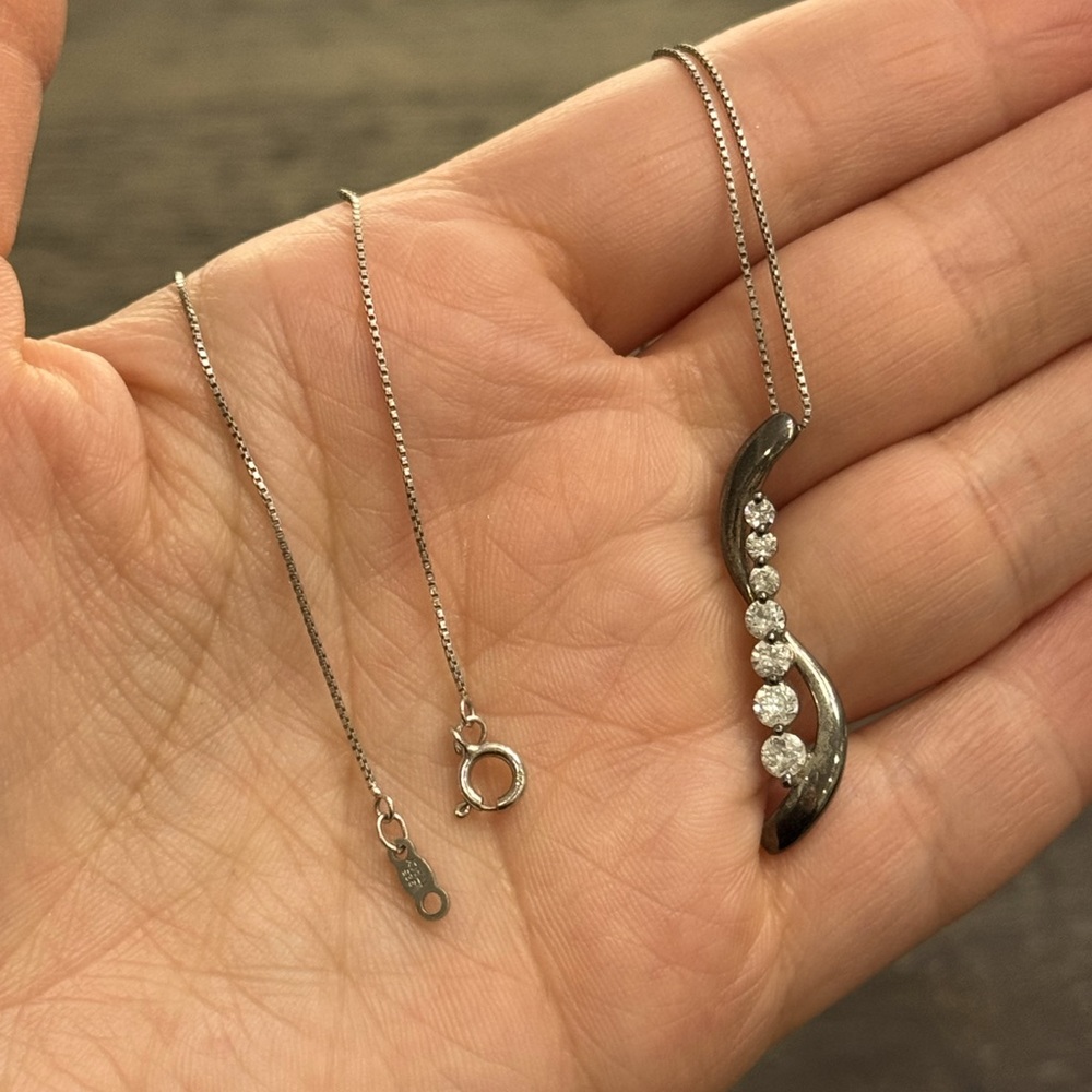 Lovely CZ 925 Sterling silver pendant necklace!